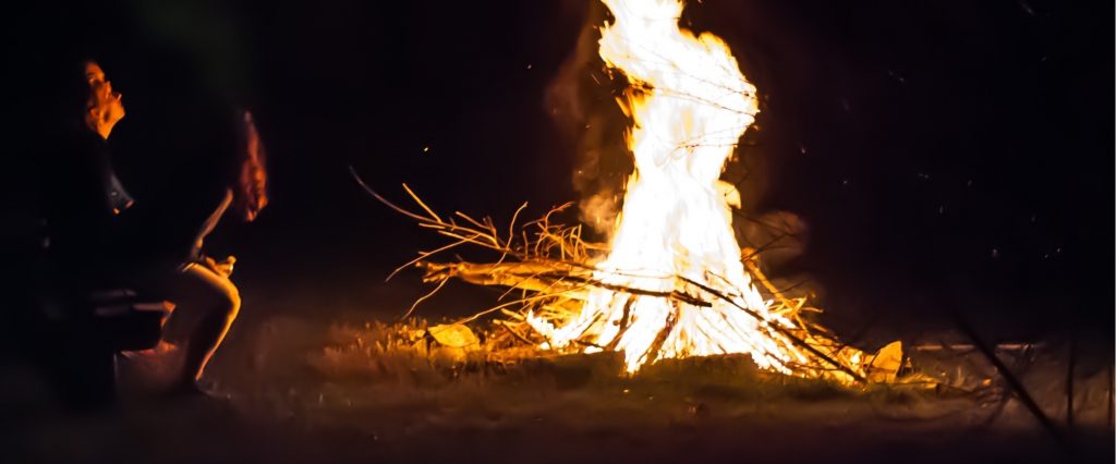 Bålhygge i skumringstimen