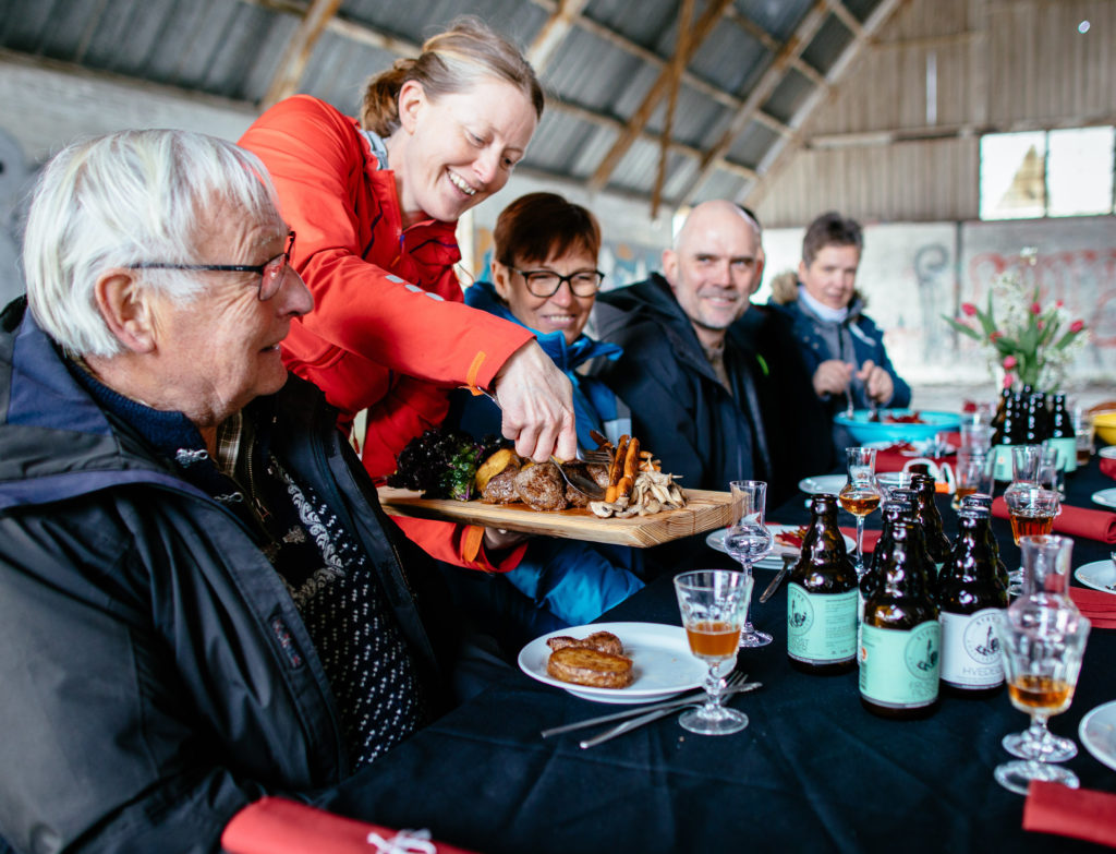 Der serveres gourmetmad til glade gæster