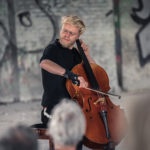 Jacob Shaw spiller på cello