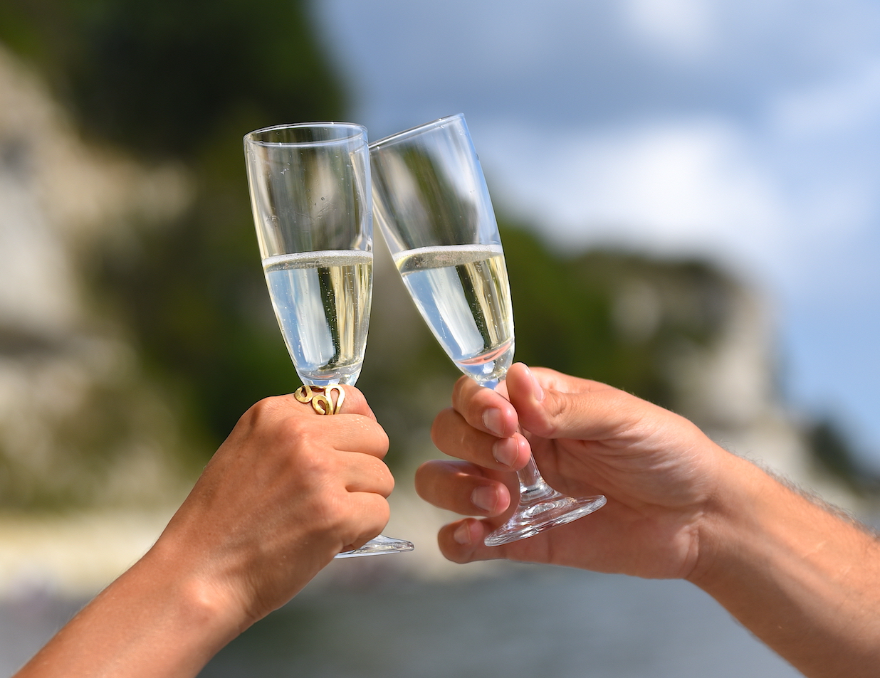 mand og kvinde skåler i champagne ved Stevns Klint