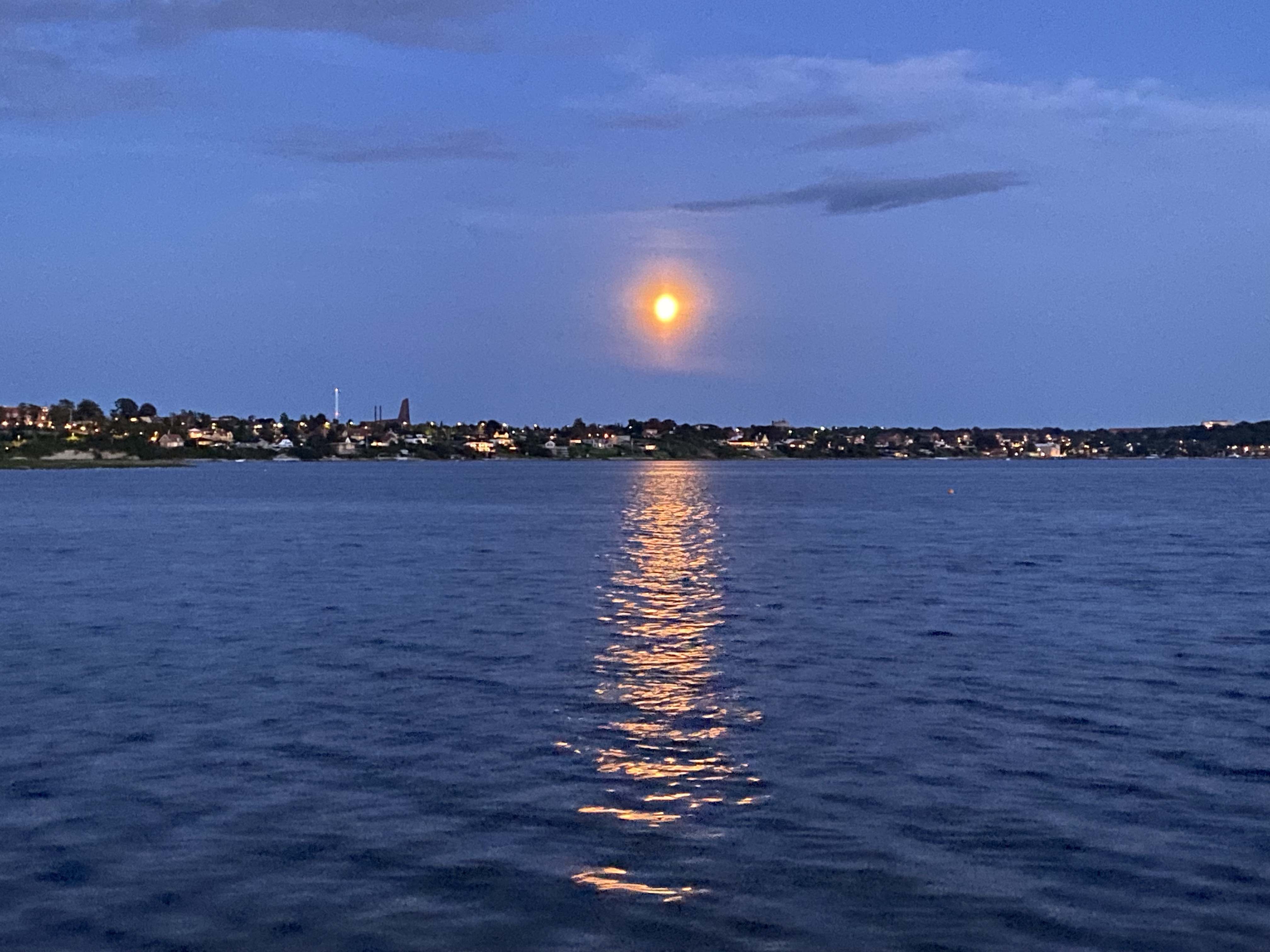 Måne over Roskilde