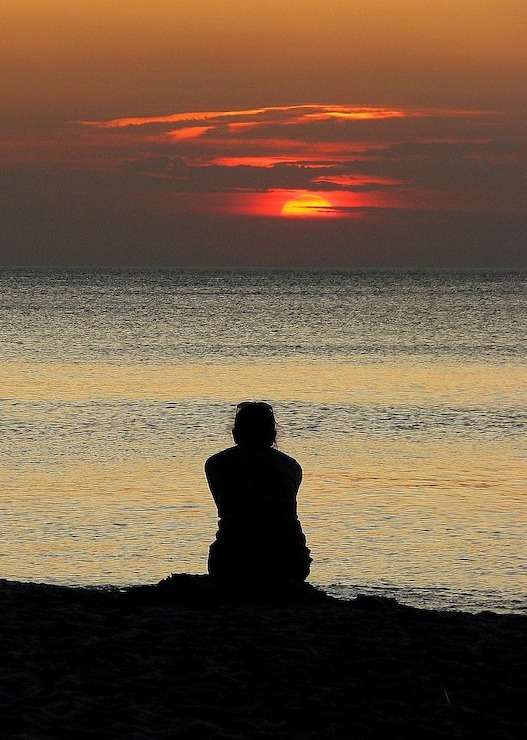 se solopgangen over oeresund ved stevns klint unesco coastline at dawn